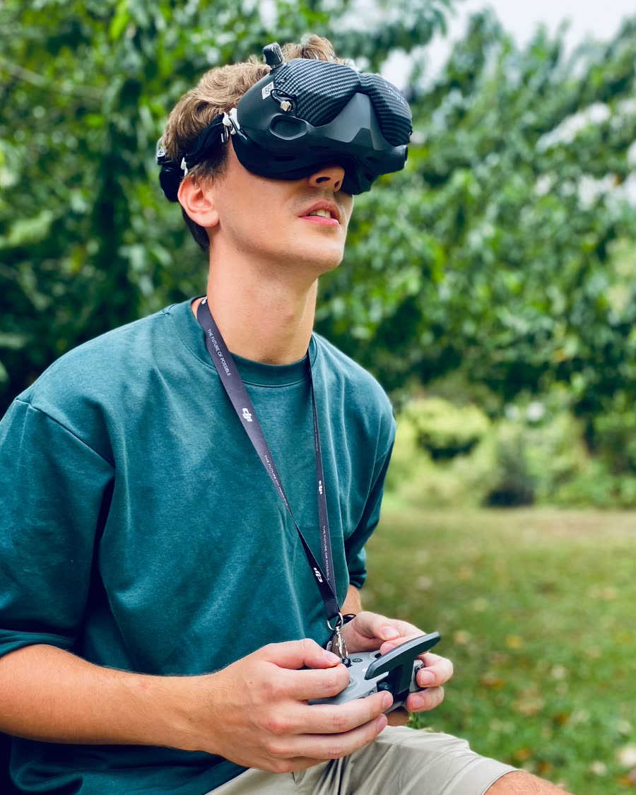 Jakub Szura med FPV-videobriller