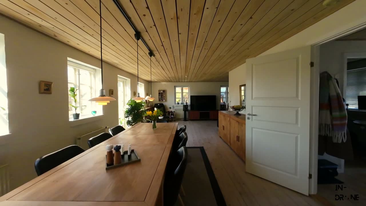 Lyst køkken-alrum med træloft i et dansk parcelhus