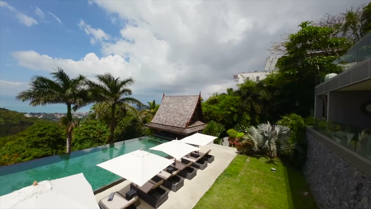 Klip fra flere film: villa med pool, hotellobby, terrasse mod stranden