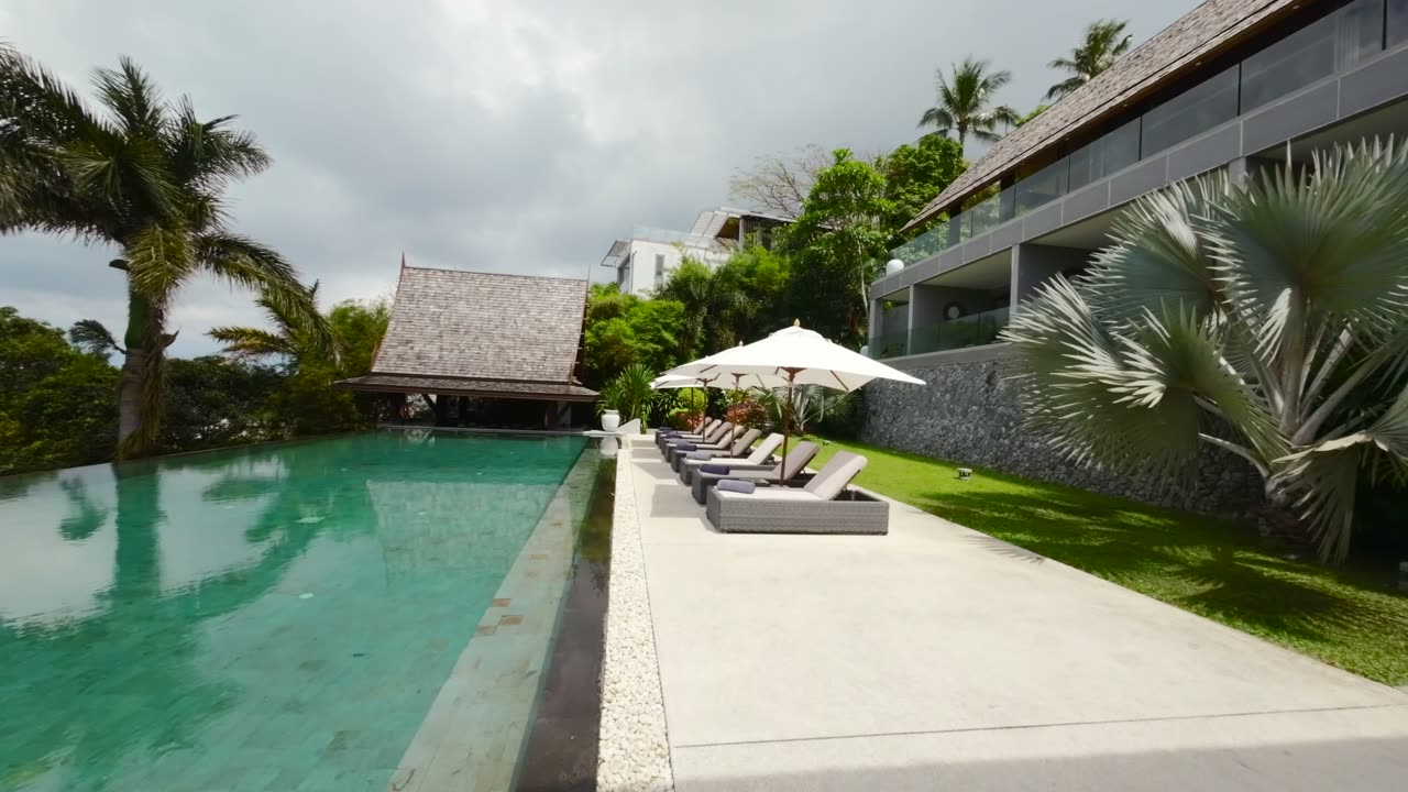 Villa med infinity-pool og palmer