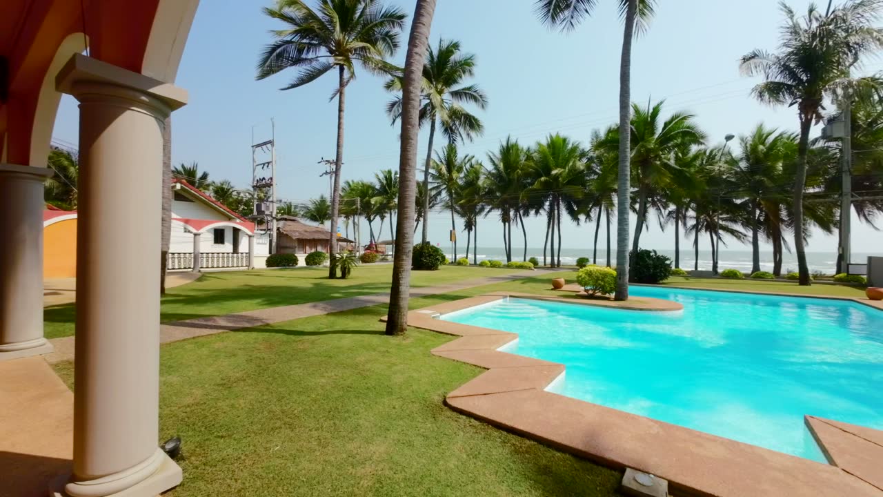 Villa med pool og palmer